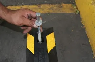 Tornillo/Anclaje para tope de estacionamiento.
